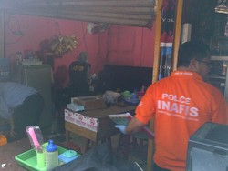 Inafis & Labfor Angkut Sarung Golok dan Palu dari Warung Soto Benget