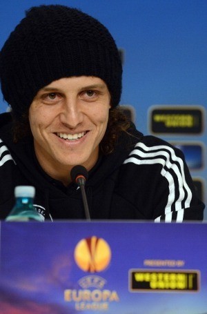 David Luiz Bidik Trofi Liga Europa