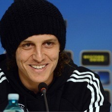 David Luiz Bidik Trofi Liga Europa