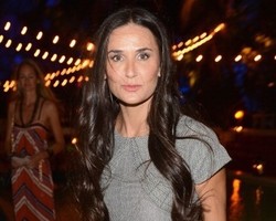Demi Moore Akhirnya Gugat Cerai Ashton Kutcher Setelah Setahun Menggantung