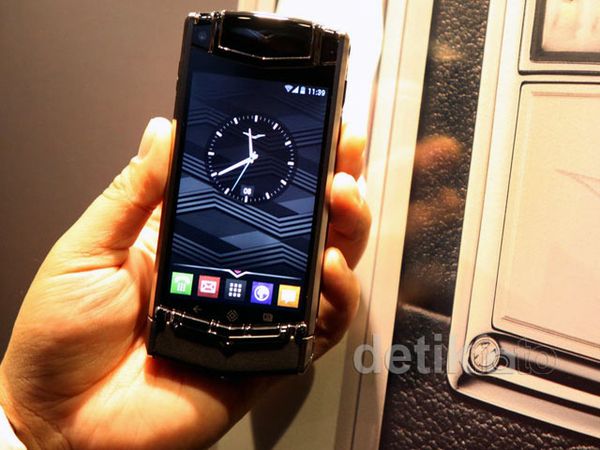 Kemilau Ponsel Mewah Vertu Ti yang Seharga Mobil