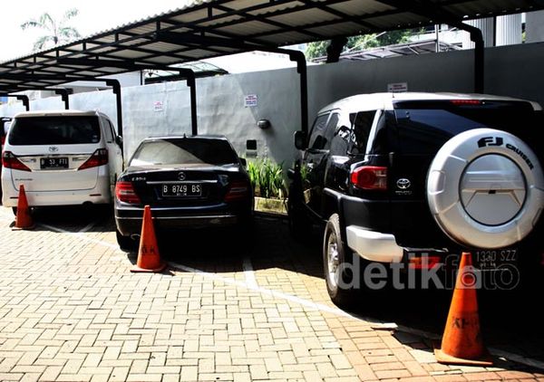 KPK Sita Empat Mobil Mewah Ahmad Fathanah