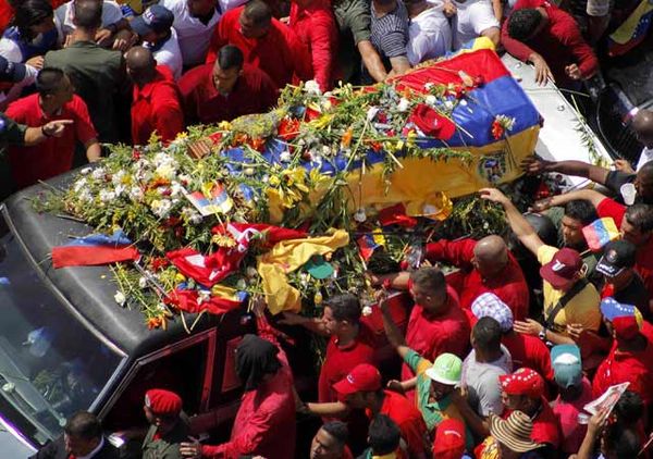 Peti Jenazah Hugo Chavez Diarak