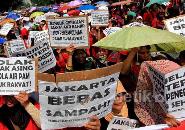 Ratusan Ibu-ibu Tagih Janji Jokowi
