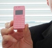 Ini Dia Ponsel Terkecil dan Teringan di Dunia!