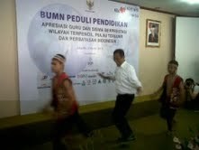  Berikan Bantuan ke Guru dan Siswa di Daerah, Dahlan Menari Tari Dayak