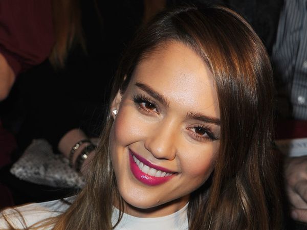 Senyuman Manis Jessica Alba