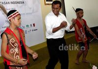 Dahlan Iskan Menari Tarian Dayak