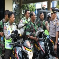 Polisi Pamer Kemesraan dengan TNI di Surabaya