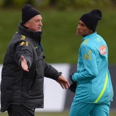 Scolari Sarankan Neymar Bertahan di Santos sampai 2014