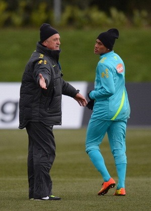 Scolari Sarankan Neymar Bertahan di Santos sampai 2014