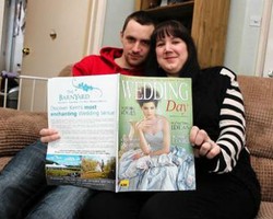 Wanita Ini Rela Gaun Pengantinnya Dihiasi Iklan Demi Tutupi Biaya Nikah