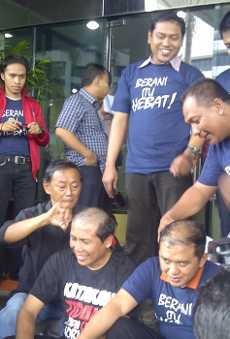 Anas Tersangka Hambalang, Fadjroel & Rekannya Plontos Rambut di KPK