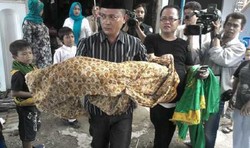 Bayi Fatir yang Terkena Peluru Nyasar Dimakamkan