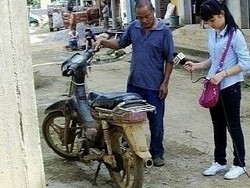 Pria Ini Gunakan Bambu untuk Knalpot Motornya