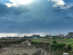 The light behind the beauty of the blue clouds