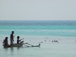 Menjelajah Karimunjawa, Coba Serunya Naik Sampan
