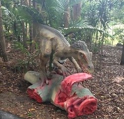 Resor di Australia Punya Patung Dinosaurus Ganas