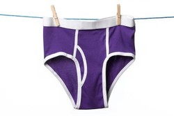 Laki-laki Punya Cara Sendiri Mengartikan Bau Celana Dalam