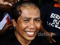 Anas Tersangka Hambalang, Fadjroel Plontos Rambut