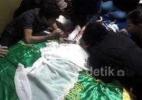 Bayi Fatir Disemayamkan di Rumah Orangtuanya