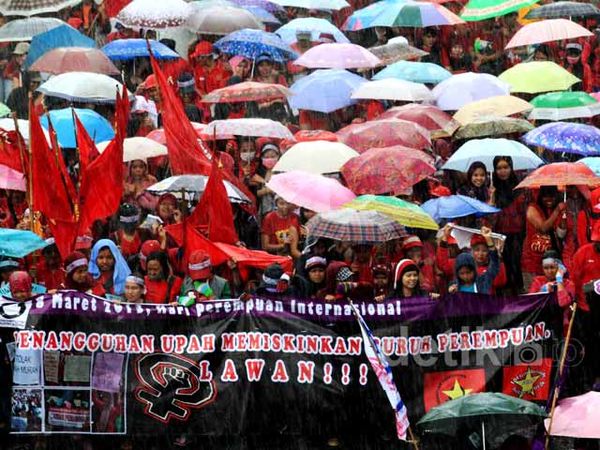 Demo Buruh Perempuan Diguyur Hujan