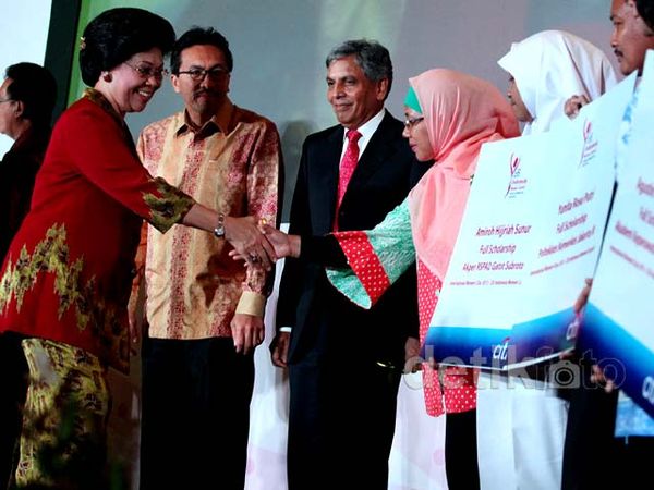 Perawat Terima Penghargaan di Hari Perempuan Sedunia