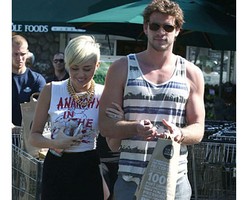 Inspirasi Gaya Berbusana 10 Pasangan Seleb Untuk Kencan di Akhir Pekan