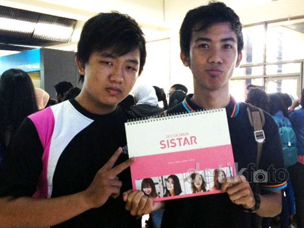 Ratusan Fans Menanti Kedatangan Artis Music Bank di Bandara