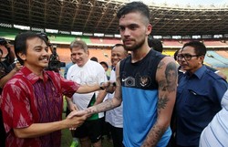 Menpora Roy Suryo menyalami pemain Diego Michiels.