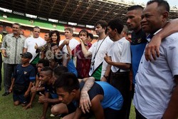 Roy Suryo bersama istri melakukan sesi foto bersama dengan para pemain dan pelatih Timnas.