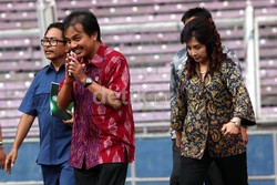 Kedatangan Roy Suryo bersama istri, untuk memberikan dukungan kepada enam pemain Timnas yang melakukan sesi latihan.