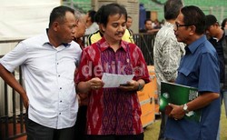 Anggota BTN Habil Marati (kiri), memberikan daftar nama pemain yang gabung dalam Timnas kepada Menpora Roy Suryo.