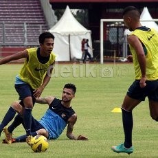 Latihan Hanya dengan 6 Pemain, Blanco Geber Latihan Fisik