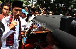 Berkemeja Putih, Jokowi Nonton K-Pop Bareng Anak ABG