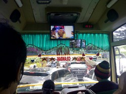 Asyik! Penumpang Bisa Nonton Film Warkop DKI di Kopaja AC