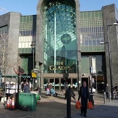 Pria Inggris Tewas Ditabrak Troli Belanjaan