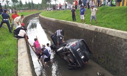 Hendak Putar Balik, Kijang LGX Malah Nyemplung di Sungai di Bintaro