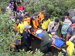 Terjatuh Saat Operasi SAR Turis Jepang, Personel Brimob Terpaksa Ditandu