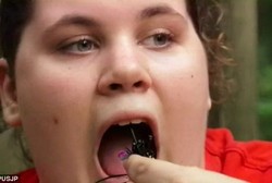 Ya Ampun, Gadis Ini Hobi Ngemil Karet Ban