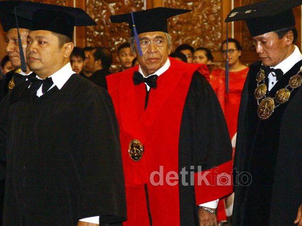 Gelar Doktor Kehormatan Untuk Taufiq Kiemas Gelar Doktor Kehormatan Untuk Taufiq Kiemas