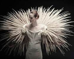  Hii.. Gaun Pengantin & Aksesori Ini Terbuat dari Bulu Hewan & Tulang Manusia