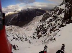 Terekam Kamera! Momen Pendaki Jatuh dari Gunung Es di Wales