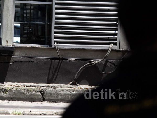 Halte Busway GBK Retak-retak