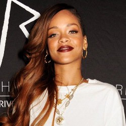 Sering Pamer Foto Seronok, Rihanna Dimarahi Ibunda