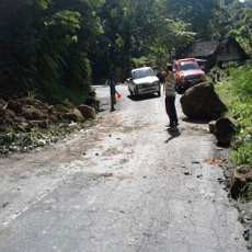 Batu Besar Berjatuhan, Waspadai Jalur Lumajang-Malang