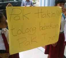 Puluhan Siswa SD Demo PN Mojokerto Tuntut Gurunya Dibebaskan