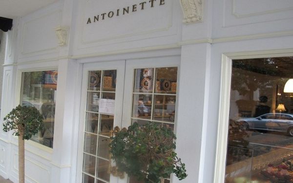 Menghirup Teh dengan Suasana Prancis di Antoinette