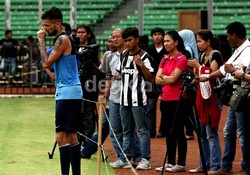 Keberadaan kekasih Nikita Willy tersebut menjadi magnet para wartawan untuk memburu berita.