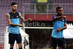 Para pemain melakukan latihan ringan seperti pemanasan, memainkan bola dari kaki ke kaki, serta berbagai latihan lainnya.